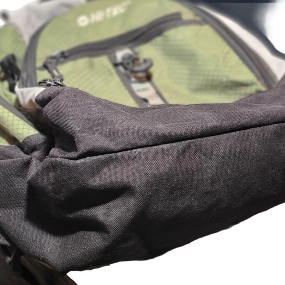 Hi-Tec Large Backpack - Picture 9 of 9